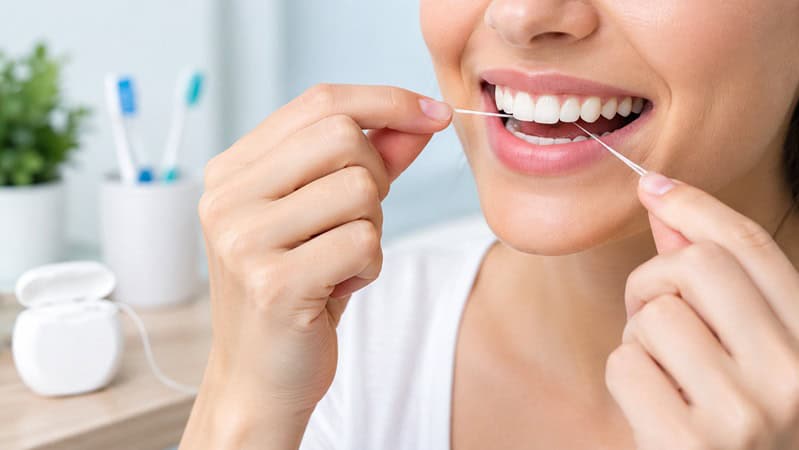 usar hilo dental